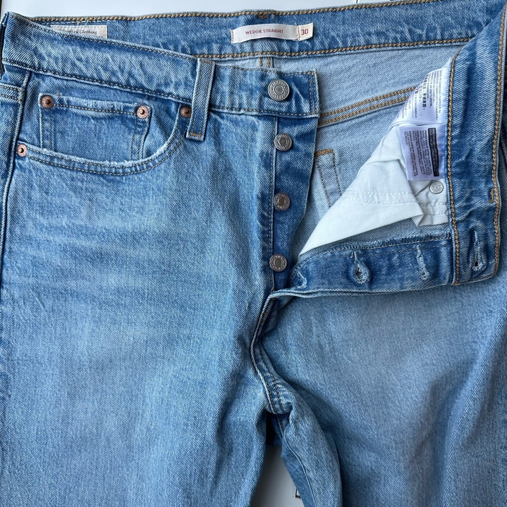 Levi Distressed Wedgie Straight - 30